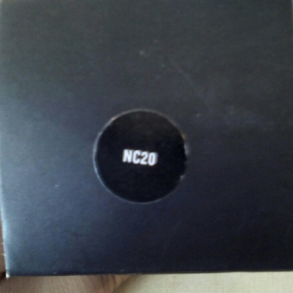 MAC Mineralize Foundation in NC20 - Picture 2 of 5